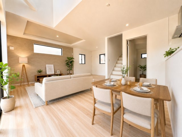 八潮市二丁目　新築分譲住宅　全４邸の居間・リビング|明るい光が射し込む、広々リビングダイニング。家族とのコミュニケーションがさらに広がります。　※インテリアはイメージです