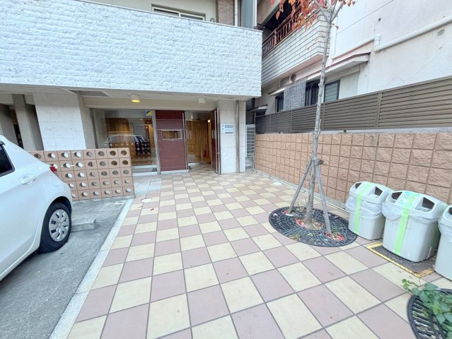 エステムヒルズ新大阪のエントランス