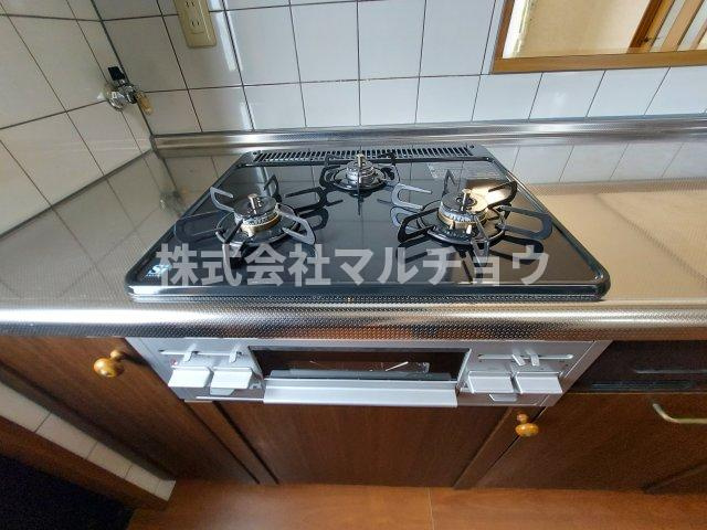 オレンジランド2世帯戸建てのキッチン|三口のガスコンロ