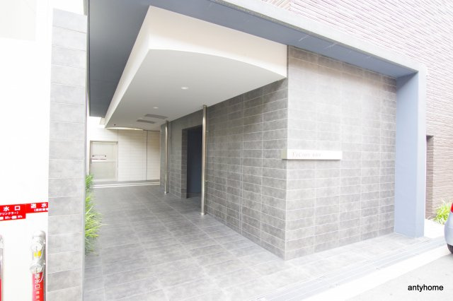 Y's Court東梅田のエントランス