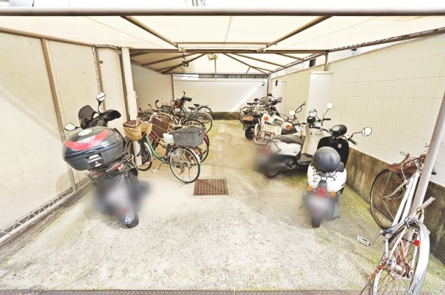 パレスハイツ京橋の駐車場