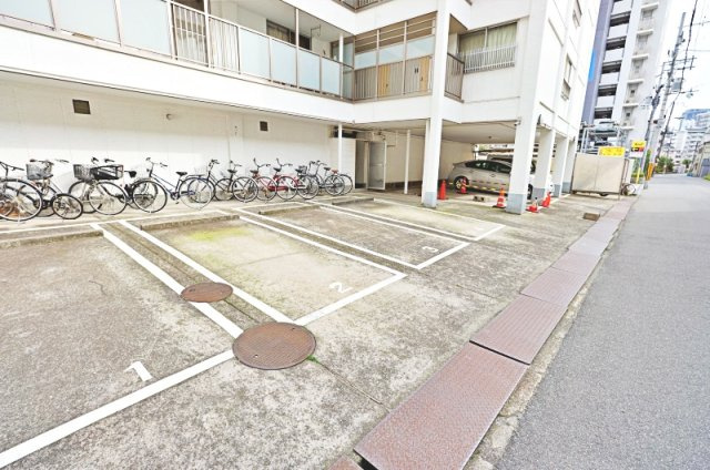 パレスハイツ京橋の駐車場