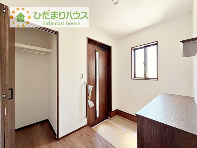 【玄関】 | 阿見町荒川本郷第2期　新築戸建　3号棟 | 玄関が広いので親子で並んで仲良く靴が履けますね(^^)/