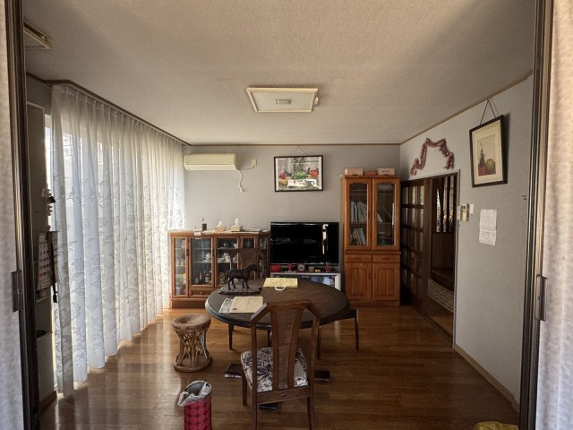 柏崎市幸町　中古一戸建ての居間・リビング