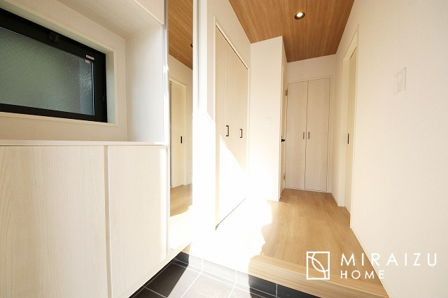 【玄関】 | 永く住むからこそシンプルで飽きのこないデザインに。ただいま、おかえりの温かな声が聞こえる玄関。