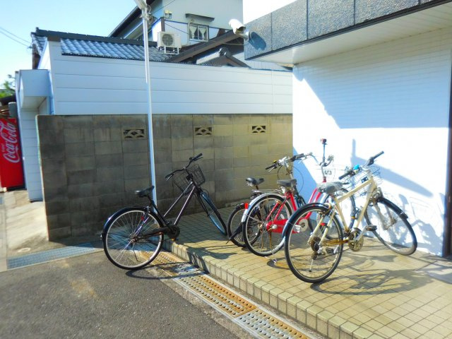 川西エンビィハイツの駐車場