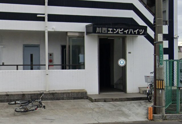 川西エンビィハイツのエントランス