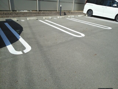 【駐車場】 | グラン　ラトゥール | 駐車場があるので、車を買う予定の方も安心です