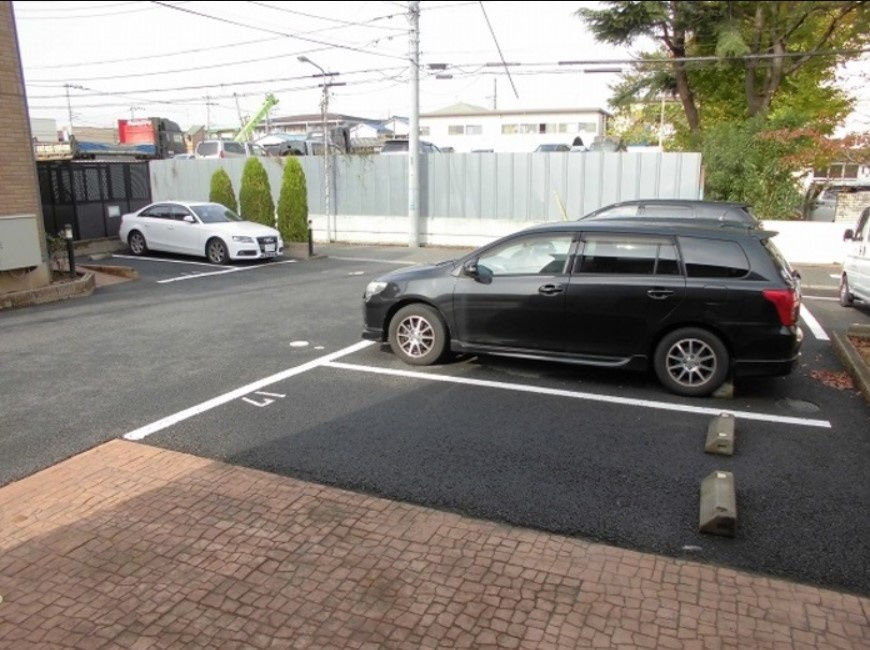 Reveur本一色 の駐車場