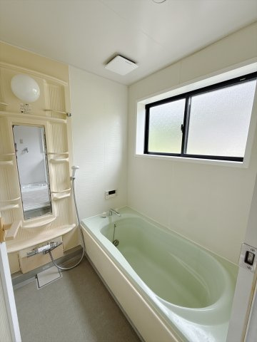 【中古戸建】足利市大沼田町の浴室|■浴室｜足を伸ばしてゆったりと入浴ができるバスルームです♪大きな窓がついておりますので、湿気で篭りがちなバスルームも換気することができます( ＾＾ )