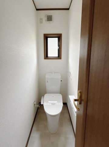 【中古戸建】足利市大沼田町のトイレ|■トイレ｜自然光が入る落ち着いた空間です。ついつい長居してしまいますね♪