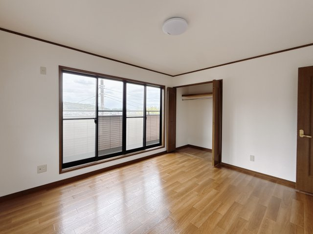 【中古戸建】足利市大沼田町の洋室|■洋室｜バルコニーにも出られる2階の一室♪お勉強などに疲れたら気晴らしもできますね♪収納も大容量で、お部屋がいつでもスッキリ片付きます＊。