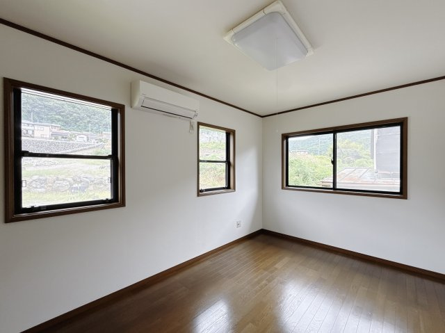 【中古戸建】足利市大沼田町の洋室|■洋室｜木目調のフローリングは、ほっと心和む空間。様々な種類のインテリアグリーンを取り入れれば緑あふれる明るい空間にもなります。