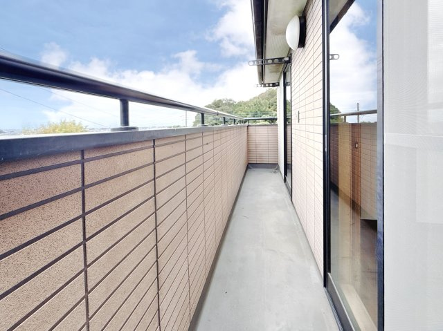 【中古戸建】足利市大沼田町のバルコニー|■バルコニー｜あたたかな陽のひかりを浴びることのできるバルコニー。お洗濯物やお布団を干せば、家族みんなが気持ちよく暮らすことができます(*^^*)