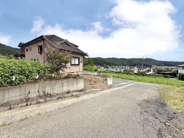 【中古戸建】足利市大沼田町の外観|■外観｜周囲の見渡しが良く、車の出入りの際も安全確認がしやすいため、小さなお子様がいるご家庭でも安心です♪