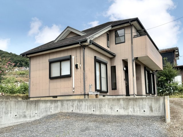 【中古戸建】足利市大沼田町の外観|■外観｜光の当たり方によって陰影が美しく際立ち、時間帯ごとに異なる表情を楽しめる魅力があります。スタイリッシュで都会的な印象を与えつつも、シンプルで飽きのこない外観に仕上がっています。