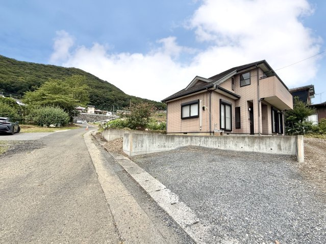 【中古戸建】足利市大沼田町の外観|■外観｜住宅街の中でも圧迫感が少なく、のびのびとした暮らしが叶う立地となっています♪
