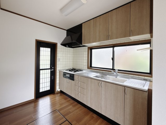 【中古戸建】足利市大沼田町のキッチン|■キッチン｜大きなお鍋や調理用具のも出し入れラクラクな収納がたっぷり！毎日使う場所だからこそ、無理のない姿勢で作業できるのは嬉しいポイントですね(*＾＾*)♪