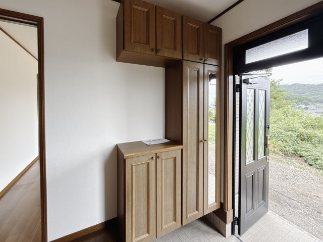 【中古戸建】足利市大沼田町の玄関|■玄関｜収納豊富な玄関♪全身ミラー付き収納もあり、お出かけ前の身だしなみチェックもバッチリです！