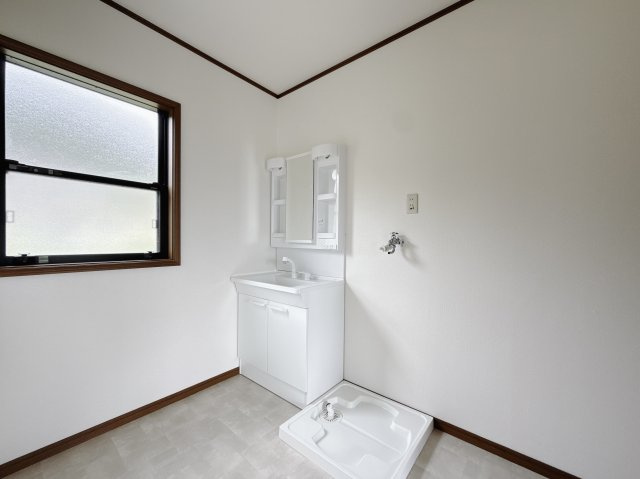 【中古戸建】足利市大沼田町の独立洗面台|■洗面室｜洗濯機を置いてもゆとりある広さの洗面脱衣室です♪窓があるので換気の際も楽ちんです♪