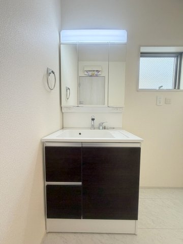 八潮市緑町3丁目　新築戸建　全2棟　3号棟の独立洗面台|同施工会社の参考写真になります。
