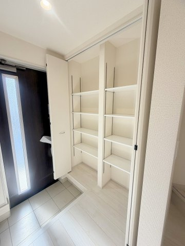 八潮市緑町3丁目　新築戸建　全2棟　3号棟の玄関|同施工会社の参考写真になります。