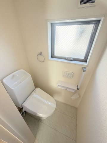 八潮市緑町3丁目　新築戸建　全2棟　3号棟のトイレ|同施工会社の参考写真になります。