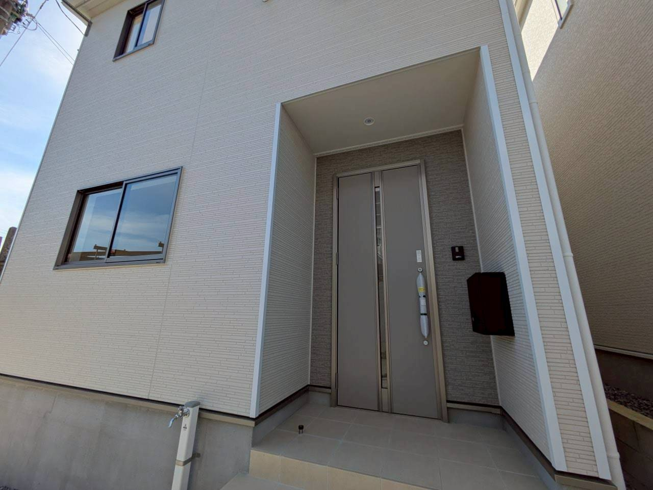クレイドルガーデン糸満市座波 第２・３号棟の玄関