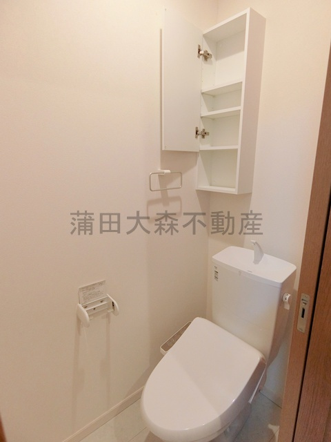 フォレストメゾン雪が谷のシャワールーム|窓と棚、温水洗浄便座付きのトイレ