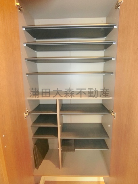フォレストメゾン雪が谷の設備|玄関収納　シューズBOX