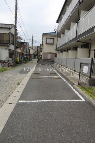 エメラルドグリーンの駐車場