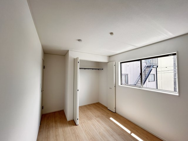 【Cradle garden】真岡市荒町 第13 全1棟の収納|〇1号棟・2階5.7帖洋室〇
収納力のあるクローゼットが備わった洋室。
季節の衣類や生活用品もまとめてしまえて、片付けがラクになります♪
※2026年8月撮影