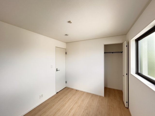 【Cradle garden】真岡市荒町 第13 全1棟の収納|〇1号棟・2階5.2帖洋室〇
全居室便利な収納付き☆しっかり収納して、すっきりとお部屋を使えます。暮らしにちょうどいい収納力です！
※2026年8月撮影