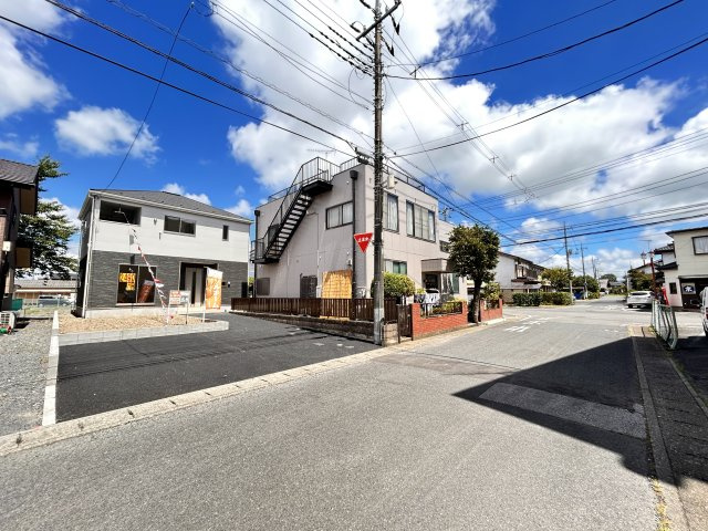 【Cradle garden】真岡市荒町 第13 全1棟の前面道路含む現地写真|〇1号棟〇
前面道路はゆとりの6ｍ幅。
車の出し入れもスムーズで、来客時も安心♪
開放感のある街並みに、暮らしやすさが広がります！
※2026年8月撮影