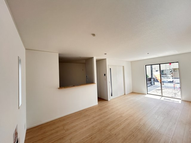 【Cradle garden】真岡市荒町 第13 全1棟の居間・リビング|〇1号棟・19帖リビング〇
光が隅々まで届く開放的なリビング♪
お子様の遊び場やワークスペースを設けても圧迫感がなく、多目的に使える贅沢なゆとりを叶えました☆
※2026年8月撮影