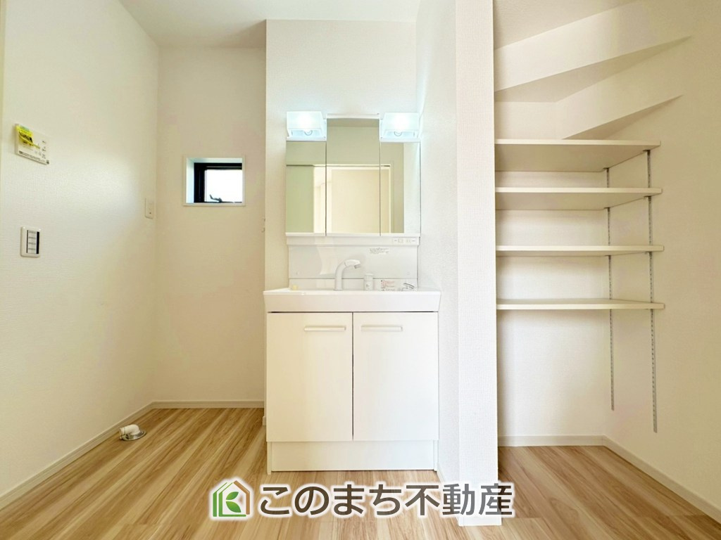 リガーレ下野市緑1期の独立洗面台|毎日使う場所だから、機能的で使いやすさに配慮したサニタリールーム。すっきりと使えるように収納も豊富にご用意しています。
