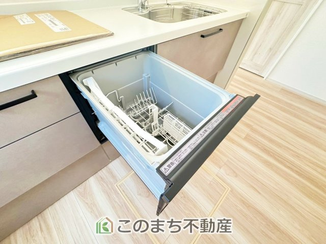 リガーレ下野市緑1期の設備|あったらいいなの代表的な設備である食洗機。ビルトイン型で、おさまりもよく、使い勝手も良好です。料理をするのは好きだけど、後片付けは苦手な方に重宝します。洗う手間がないので、時間を有効に使えますね。
