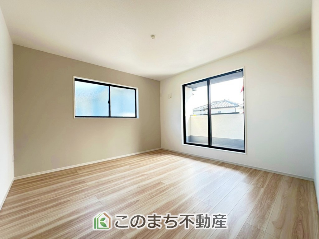 リガーレ下野市緑1期の洋室|柔らかい陽光が差し込む明るいお部屋を演出する設計。彩光の取れる窓が気持ちの良いお部屋を創り上げます。
