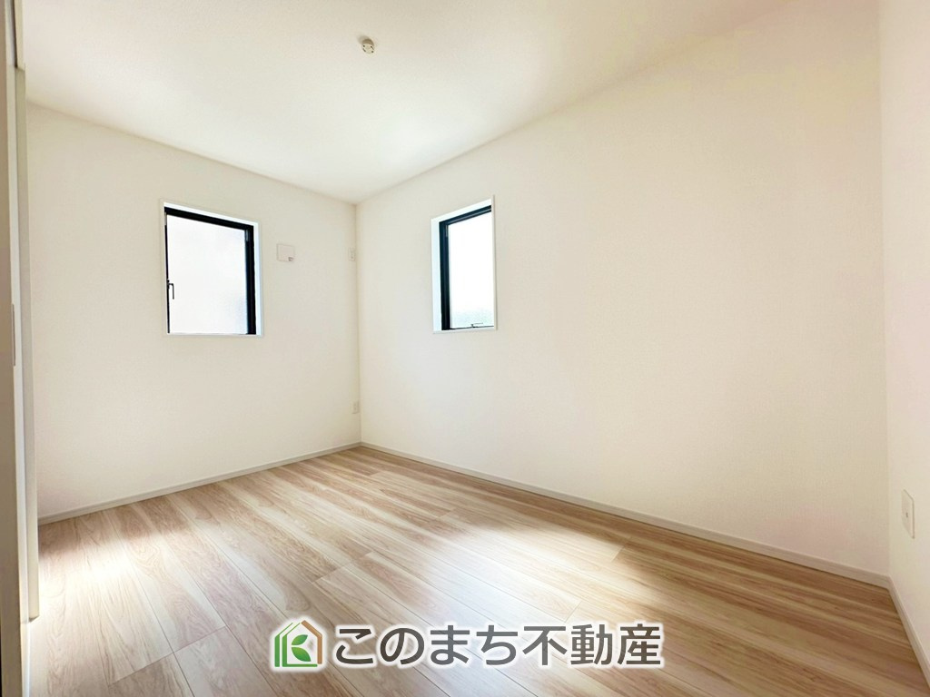 リガーレ下野市緑1期の洋室|居室のサッシにはペアガラスを採用しております。高い断熱性による省エネと結露対策に有効です。
