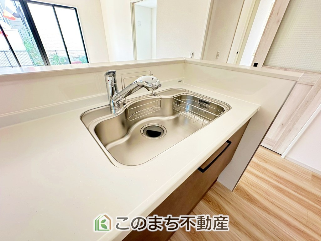 リガーレ下野市緑1期の設備|ビルトイン型浄水器を内蔵したキッチン水栓。お米を研いだり、野菜を洗ったりするときなど用途に応じてワンタッチで浄水に切り替えが可能です。カートリッジ式なので、フィルターを簡単に交換する事が出来ます。
