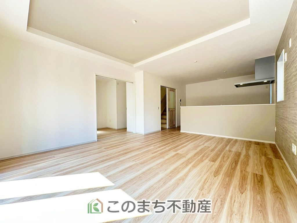リガーレ下野市緑1期の居間・リビング|オープンでのびやかな空間を生み出す、こだわりの広がりとゆとり。家族と過ごす時間を大切にしたい方にぴったりの明るくゆとりある住空間です。
