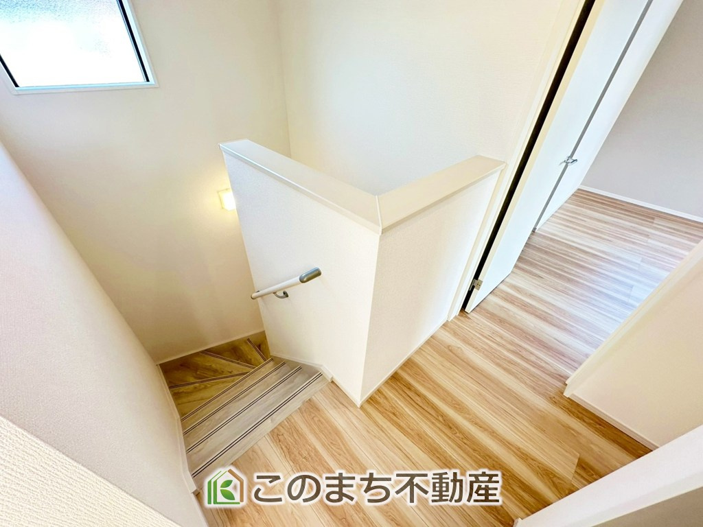 リガーレ下野市緑1期の内装|手すり付きで小さなお子様にも安心の階段スペースです☆
