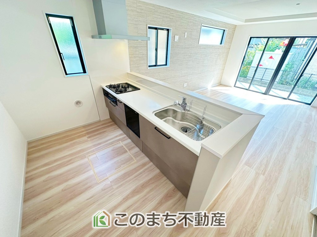 リガーレ下野市緑1期のキッチン|"お洒落なホワイト天板のペニンシュラキッチンを採用しております。
浄水器内蔵の水栓です♪"
