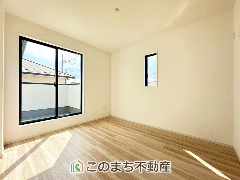 リガーレ下野市緑1期の洋室|陽光がふんだんに降り注ぐお部屋です。陽だまりの空間で、プライベートなお家時間も快適にお過ごしいただけます♪
