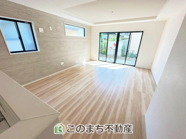 リガーレ下野市緑1期の居間・リビング|南側から暖かな日差しが差し込みます♪キッチンからリビングの様子がよく見渡せます☆
