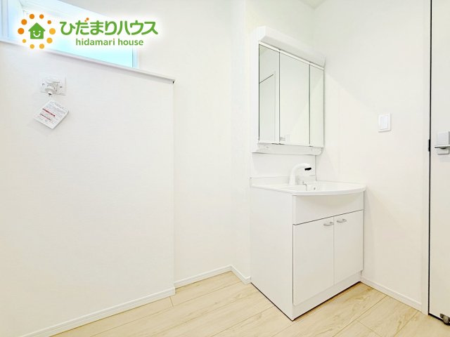 【独立洗面台】 | ひたちなか市津田第3　新築戸建　2号棟 | 正面だけでなく、左右も確認できる三面鏡は、身だしなみを整えやすいです！