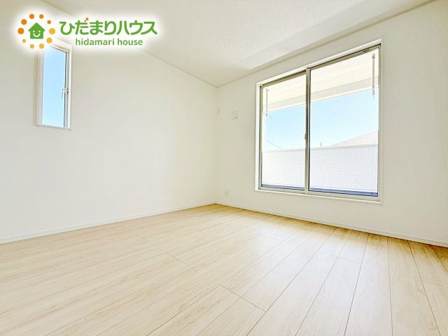 【寝室】 | ひたちなか市津田第3　新築戸建　2号棟 | バルコニーに面していて、たっぷり光りの入る明るい主寝室です！