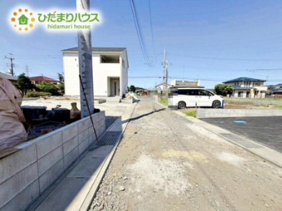 【前面道路含む現地写真】 | ひたちなか市津田第3　新築戸建　2号棟 | 繁華街のようなにぎやかさがないため、車の音や話し声が少なく、静かな生活を望む人に適している閑静な住宅地！