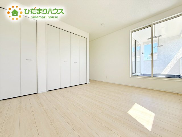 【洋室】 | ひたちなか市津田第3　新築戸建　2号棟 | 洗練された空間にやわらかい光が差し込み、お気に入りの家具や小物が映えます。