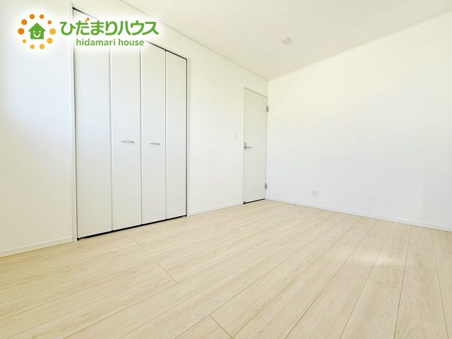 【洋室】 | ひたちなか市津田第3　新築戸建　2号棟 | 窓からそそがれる暖かみのある明るい空間。広々としたプライベート空間で自分の時間を楽しめます。フローリング仕様で普段のお掃除も楽々です。